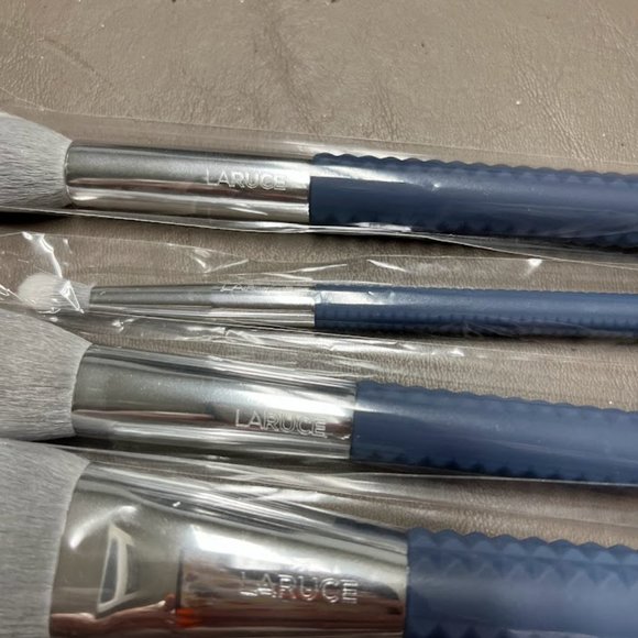 Laruce Set of Makeup Bushes - Picture 3 of 3